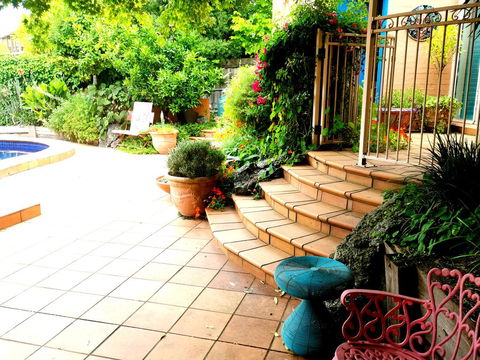 Colourful Creative Artist House Glen Waverley - Tourism Noosa 1