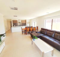 Comfortable 5BR House 6mins to Werribee Station.Great Ocean Road tourist stopover - Tourism Noosa