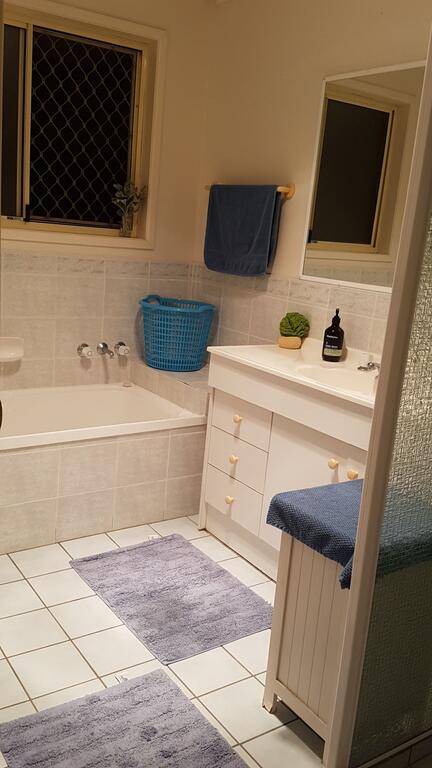 Cosy Quiet Bedroom Ferny Grove - Tourism Noosa 3