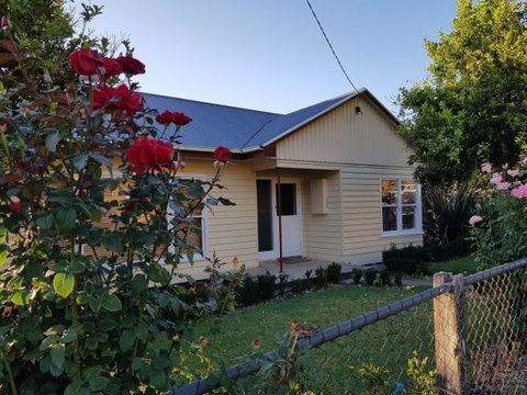 Cottage On Main - Tourism Noosa 0