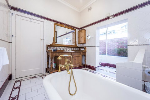 Cottesloe Eclectic House - Tourism Noosa 0