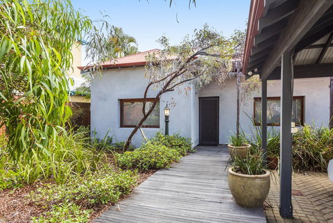 Cottesloe Eclectic House - Tourism Noosa 1