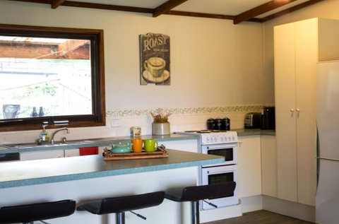 Country Lane Lysterfield - Tourism Noosa 2