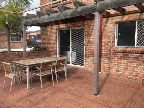 Cozy 3BR Townhouse In Liverpool CBD With Parking - Tourism Noosa 1