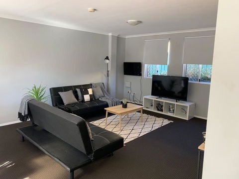 Cozy 3BR Townhouse In Liverpool CBD With Parking - Tourism Noosa 0