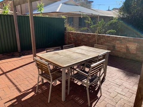 Cozy 3BR Townhouse In Liverpool CBD With Parking - Tourism Noosa 2