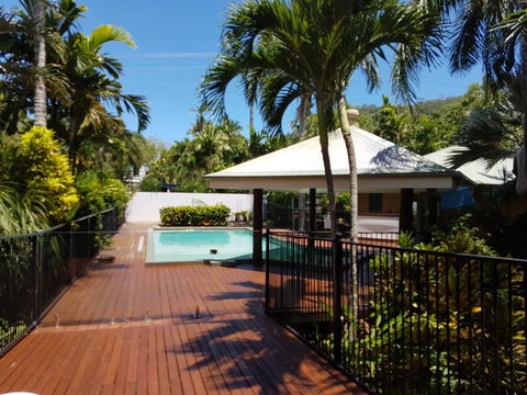 Crazy About Cairns Resort Living - 6 Bedrooms - Tourism Noosa 1