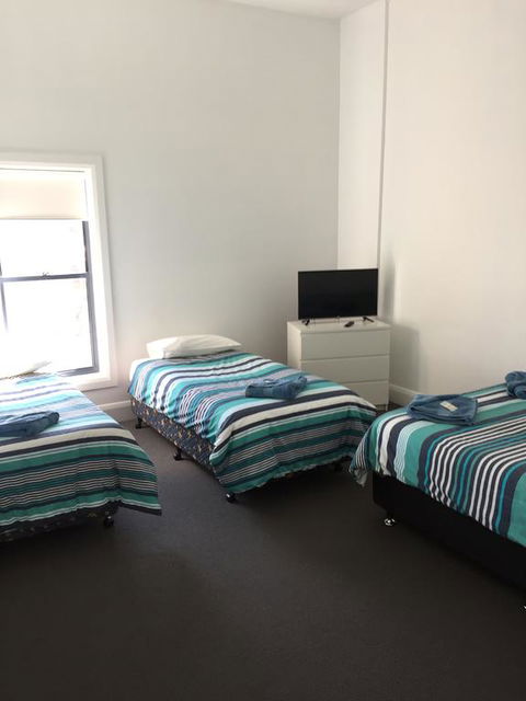 Crown Inn Hotel - Tourism Noosa 1