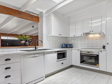 Cudgee - Quaint Cottage With Separate Cabin - Tourism Noosa 2