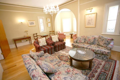 Darcy's Hotel - Tourism Noosa 2