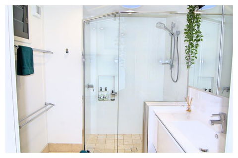 De Zen - Aussie World Holiday Group Venue - Tourism Noosa 1