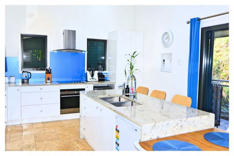 De Zen - Aussie World Holiday Group Venue - Tourism Noosa 3