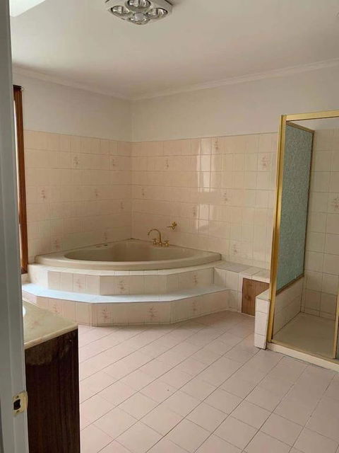 Delicate Bedroom In Bentleigh East - Tourism Noosa 3