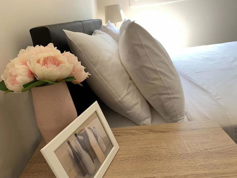 Delicate Bedroom In Bentleigh East - Tourism Noosa 0