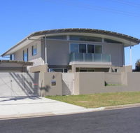 Dew on Lakeview Street - Tourism Noosa