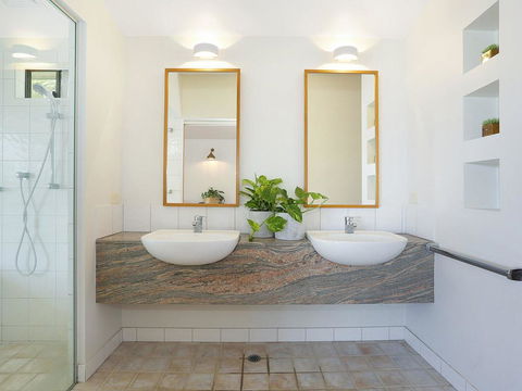 EAST COAST ESCAPES - Lighthouse Studio - Tourism Noosa 3