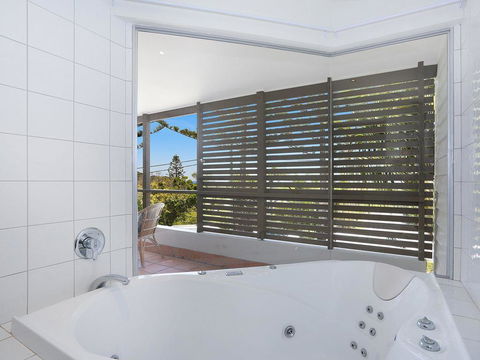 EAST COAST ESCAPES - Lighthouse Studio - Tourism Noosa 2
