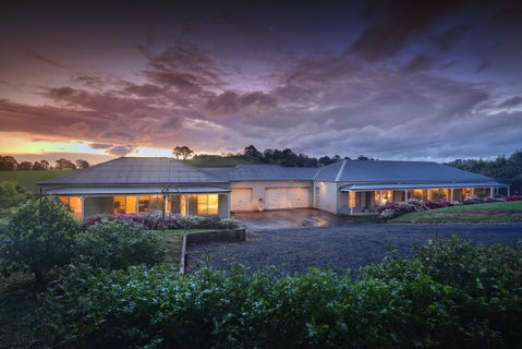 Emerald Lodge - Tourism Noosa 2