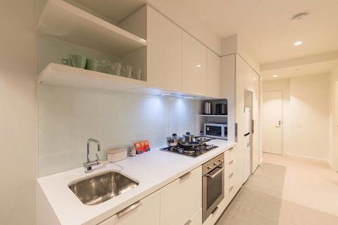 Eporo Tower 1 Bedroom Modern Apartment Central CBD - Tourism Noosa 2