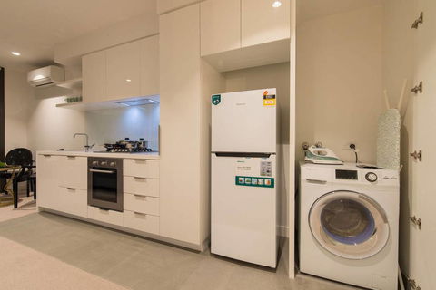 Eporo Tower 1 Bedroom Modern Apartment Central CBD - Tourism Noosa 3