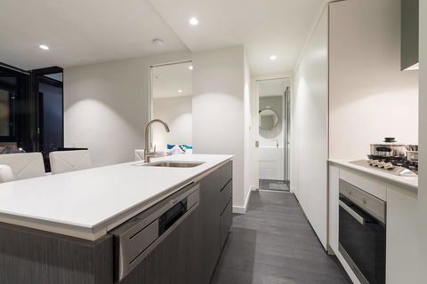 EQ Tower Luxury 2 Bedroom Skyline CBD Apartment - Tourism Noosa 3