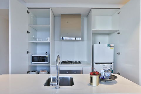 EQ TOWER Melbourne CBD APT - Tourism Noosa 2