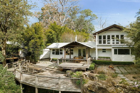 Equanimity - Beautiful Character Filled House! - Tourism Noosa 0