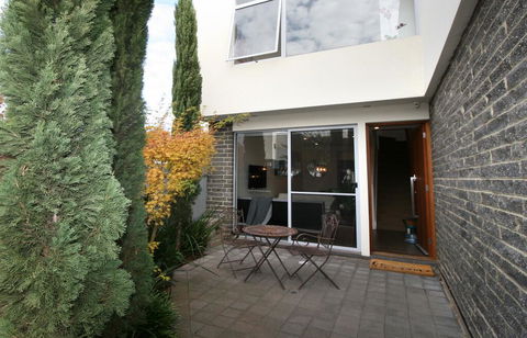 EROS City Fringe - Wifi, Wine, Netflix, Pets OK And Park Views! - Tourism Noosa 3
