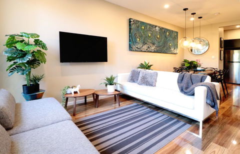EROS City Fringe - Wifi, Wine, Netflix, Pets OK And Park Views! - Tourism Noosa 1