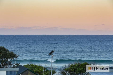 EXCLUSIVE OCEAN VIEW PENTHOUSE ON MARINE PARADE - Tourism Noosa 1