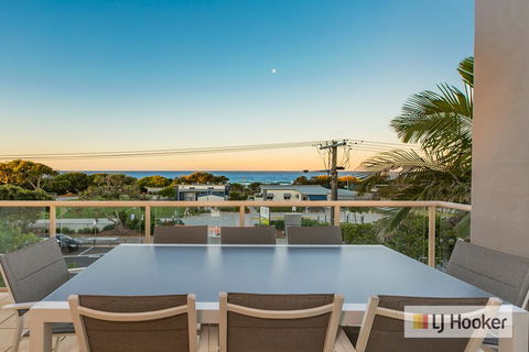 EXCLUSIVE OCEAN VIEW PENTHOUSE ON MARINE PARADE - Tourism Noosa 0