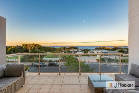 EXCLUSIVE OCEAN VIEW PENTHOUSE ON MARINE PARADE - Tourism Noosa 3