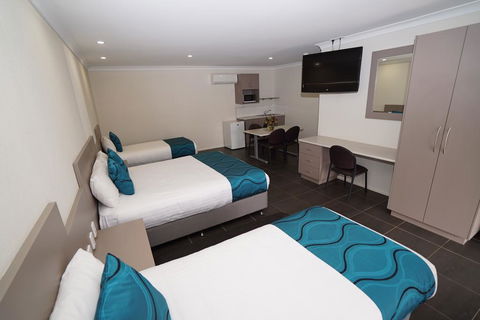 Exies Bagtown - Tourism Noosa 0