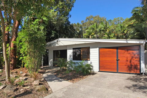 FABULOUS HOLIDAY HIDEAWAY - COOLUM BEACH - Tourism Noosa 3