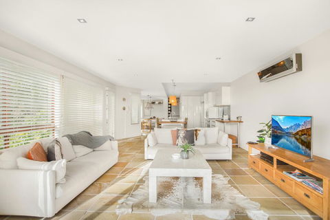 Family House With BBQ Deck, Water View And Parking - Tourism Noosa 0