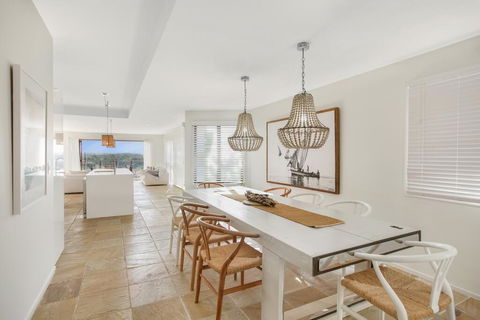 Family House With BBQ Deck, Water View And Parking - Tourism Noosa 3