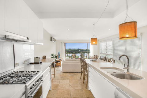 Family House With BBQ Deck, Water View And Parking - Tourism Noosa 2