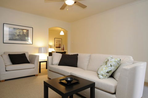 Feathers Serviced Townhouse - Tourism Noosa 3