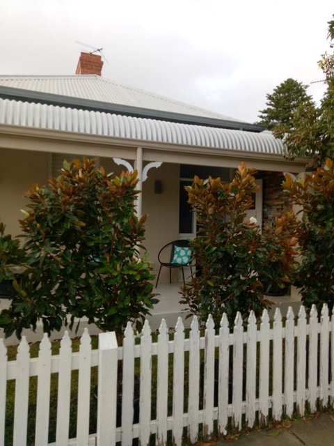 FUNKY COTTAGE - Tourism Noosa 0