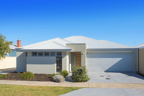GALE HOUSE - Tourism Noosa 0