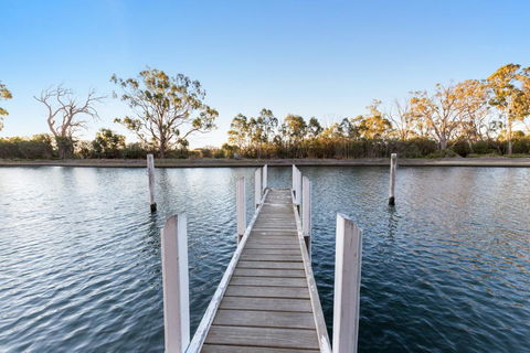 Gippsland Lakehouse A - Canal Frontage - Tourism Noosa 1