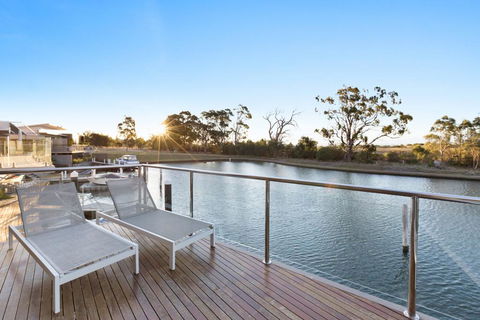 Gippsland Lakehouse A - Canal Frontage - Tourism Noosa 0
