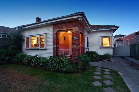 GIRLS ONLY. Large Bedroom With KING Bed, Close To Everything - Tourism Noosa 2