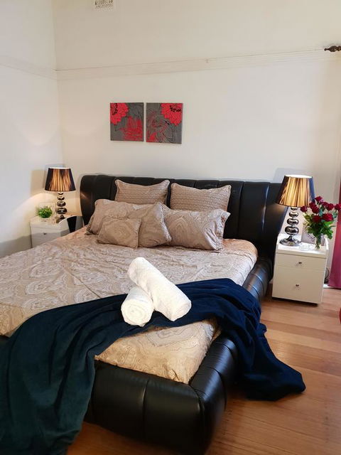 GIRLS ONLY. Large Bedroom With KING Bed, Close To Everything - Tourism Noosa 0