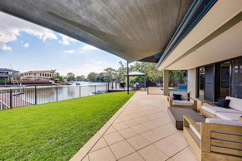 Gold Coast Stunning Waterfront Holiday Retreat - Tourism Noosa 3