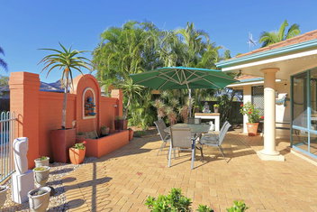 Golden Cane Bed & Breakfast with Tourism Noosa