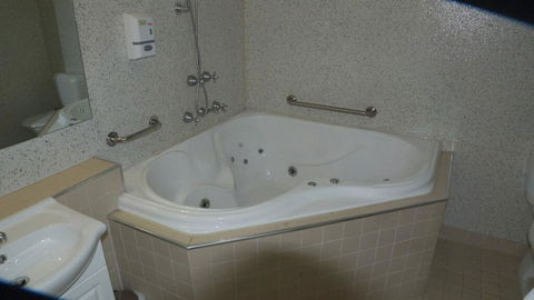 Golden Leaf Motel - Tourism Noosa 1