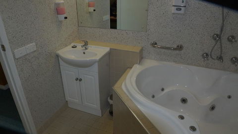 Golden Leaf Motel - Tourism Noosa 3