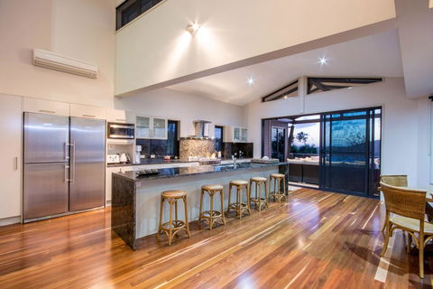 GRAND LUXURY MANSION WITH POOL, 2 BUGGIES AND FABULOUS OCEAN VIEWS - Tourism Noosa 3