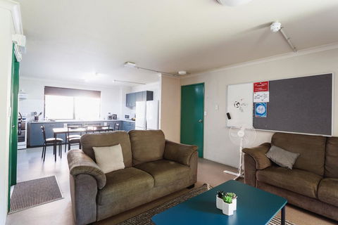 Guild House 6 Bedroom Flat - Tourism Noosa 0